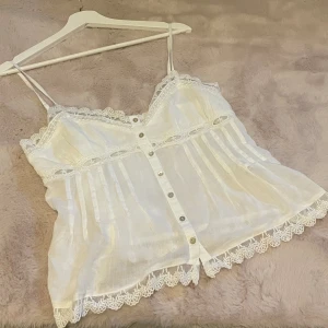 Vitt linne - Sött vitt linne från Zara i storlek S!! 🤍🍓 Prislapp finns kvar, inga defekter, som ny! 