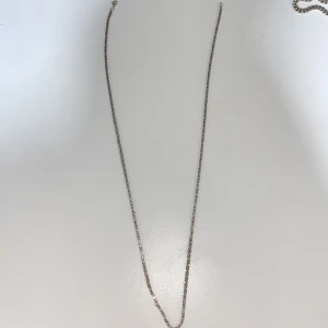 Silverkedja (925) - Säljer min silverkedja (925) i äkta silver nu. Krdjan är i bra skick och har it används så mycket säljer den nu för den används inte. De bara att skriva till mig vid intresse!