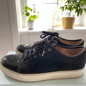 Lanvin strl 41 - Säljer mina Lanvins. De är köpta från careofcarl och är i fint skick om man bortser skadorna på tån och vid hälen samt ankeln inuti skon. De är i storlek 41 men de är stora i storleken. Du får även med Box, Dustbags, Extra snören och följsedel. 