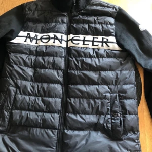 2st burberry och en moncler vår/höst jacka - Tjena! Då dessa plagg bara drar ihop sig damm, så väljer jag nu att rensa och få bort det som inte önskas längre. Moncler jackan är storlek L passar M också. båda burberry hoodie'n är storlek L passar M också. pris: Moncler 400kr,2 burberry 600kr tsm