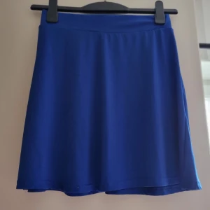 Blå kjol  - Blå kjol från HM, väldigt sällan använd. Kjolen är varken för kort eller lång och den har ett jätte skönt material.  