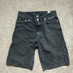 Jeansshorts - Tja. Säljer jeansshorts i märket sweet skateboarding. Knappt använda. Skicka dm om du undrar något.