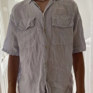 Blå line skjorta - Snygg blå line skjort från zara helt oanvända sitter ganska stort så passa m/l