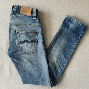 Säljer nu dessa schyssta Nudie Jeans! | Jeansen är i ett bra skick, liten deffekt förekommer. | Modell: Thinn Finn (slimfit). | Nypris: 1600. | Skriv vid funderingar!