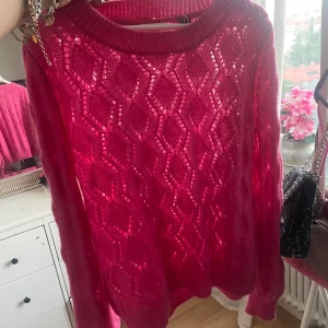 Rosa hål stickad tröja  - Jätte fin stickad tröja från holly whyte. Aldrig använd så ny skick! Tror og pris är 400. 