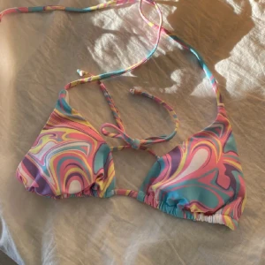 Bikiniöverdel  - Säljer denna trekantsbikini som knappt är använd! Endast överdelen💗 LÅNADE BILDER!! Skriv för frågor eller behov av fler bilder💗