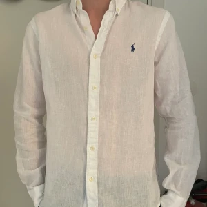 Ralph lauren linneskjorta - Tja! Säljer denna linne skjorta från Ralph Lauren(slimfit) nypris: 1599 mitt pris:499, är också 185 väger 74, bara att höra av er!