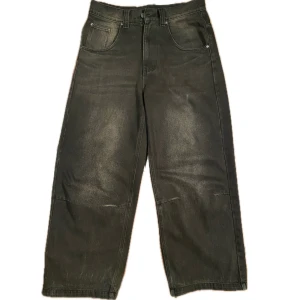 Jaded London Colussus Denim - Baggy jeans från Jaded London. Mycket fint skick, enda bristen är heelbite nedtill på benen, delar av det har lagats. Storlek W32L32 men uppsydda till uppskattningsvis W32L30