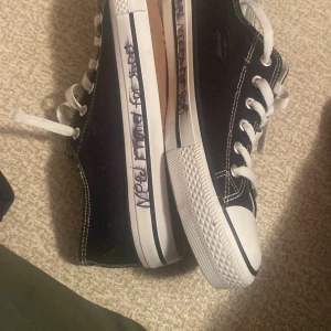 Svarta coustimesed skor - De är i storlek 40 helt nya de här har en skuggig text med klippta snören titta TikTok clothing is life för mer info / giveaways m.m