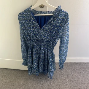 Zara klänning perfekt till sommaren! - Säljer en zara klänning som är perfekt till sommaren❤️Helt slutsåld och storlek xs🥰 Säljer för att den inte används längre!