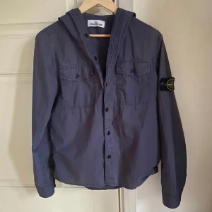 Stone island overshirt  - Säljer denna sjukt snygga stone island jackan till ett grymt pris, jackan är i bra skick och har inga defekter, kom med bud🙌
