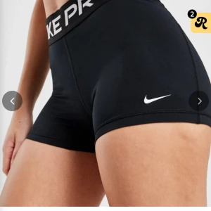 Nike PRO shorts - Köpa för ett tag sedan men de är för stora för mig. Använda 2 gånger. 🩷  Perfekta att ha som de är eller att ha under klänning/kjol 💕 Nypris 380 kr