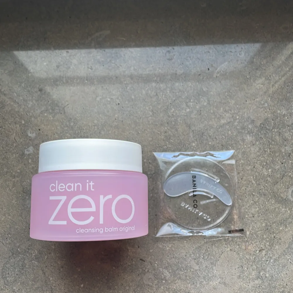 Helt ny Clean It Zero cleansing balm. Köpte den på H&M för 300kr. Inte ens öppnad! Från djur och rökfritt hem!!. Övrigt.