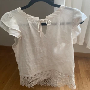 Supersöt blus 💞 - Blusen är jätte söt och har varit min favorit blus men andvänts tyvärr inte längre. Blusen är i bra skick och har inga defekter 💗 tveka inte på att höra av dig vid frågor 😇😇