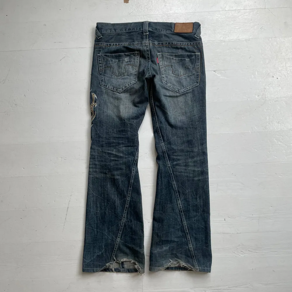 flared tornado mart jeans, bootcut/flared. sitter galant. säljer då ja behöver cash. 44cm rakt över i midjan. 82cm innerben. benöppning e 26cm! kom privat vid frågor❗️skicka prisförslag❗️. Jeans & Byxor.