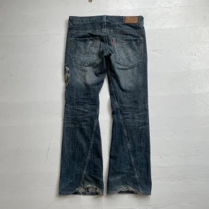 Sjuka broderade Tornado Mart flared jeans - flared tornado mart jeans, bootcut/flared. sitter galant. säljer då ja behöver cash. 44cm rakt över i midjan. 82cm innerben. benöppning e 26cm! kom privat vid frågor❗️skicka prisförslag❗️