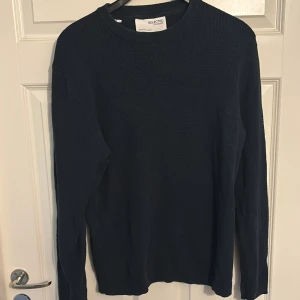 Mörkblå tröja  - Mörkblå tröja fårn selected homme, bra skick