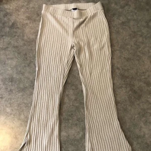 Beige byxor gina tricot  - För fler bilder skriv privat