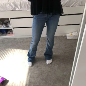 Blåa jeans - Säljer dessa jätte fina jeans som passar mig som har strl 34 på jeans. Den har stretchigt material och är i jätte fint skick!