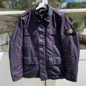 Stone Island David-TC Navy Jacket - Hej, säljer ett mästerverk till jacka från Stone Island. Enormt stilren och klassisk med många fina detaljer. Kvalitativ, bekväm och utmärkt i alla lägen. Patchen mer sliten än på bild. Använd Mke men i dugligt skick. Nypris över 9000kr. Storlek L men passar M. Pris kan diskuteras.