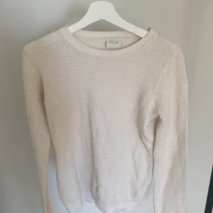 Stickad tröja  - Stickad tröja från vila med mönster i bra skick! Hör av er vid frågor💘