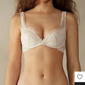 intimissimi push up bh - vet inte om de är samma färg som på bilen (pink silk) eftersom min är lite mörkare/gråare men de kan bero på att jag tvättat den, storlek 75c men sitter som 75b säljer då den är lite liten och kommer inte till användning 