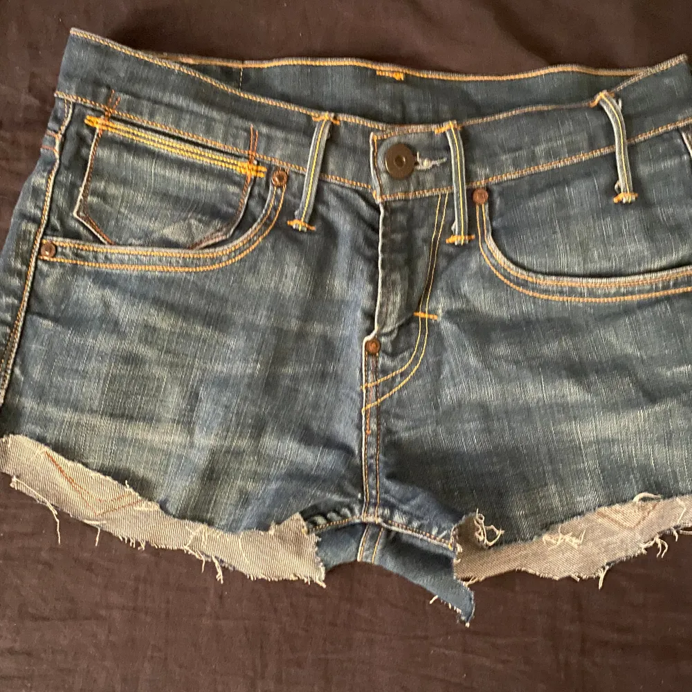 Lågmidjade jeans shorts från Levis  Kom privat för bild på  . Shorts.