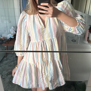 Pastellklänning - En sååå drömmig sommarklänning💛🩵🩷 Perfekt skick! Står ingen storlek men passar mig som har S!