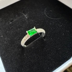 Safira Ela Ring - Storlek 19, i sterling silver. Bandet har lite små skrapor vilket e normalt efter användning, men annars i bra skick. Nypris 499kr, säljer för 200kr. Skickas i originalförpackning