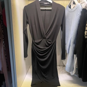 Helt ny festklänning från John zack - Festklänning från John zack👗🔥 Garderobsrensning på gång! Jag säljer detta fantastiskt plagg från mitt djur- och rökfria hem. 🛍️💫