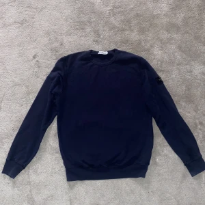 Stone Island junior tröja  - En riktig fet stone island tröja🔥 nyskick använd 3 gånger storlek S passar junior mellan 13 till 16 år (köpt för 1500kr) säljs för  (400) (pris kan diskuteras)