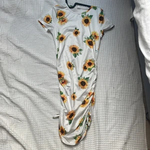 Klänning  - Fin sommar klänning Knappt använd