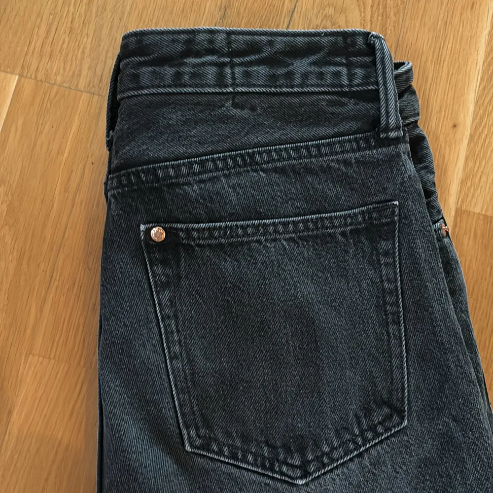 Säljer ett par svarta loose fit jeans från HM. Skicket är nästan perfekt förutom lite smått slitet på byxfållen på bild 3. Storleken är 30/32 och priser är 199 kr. Skriv gärna om det är några frågor.. Jeans & Byxor.