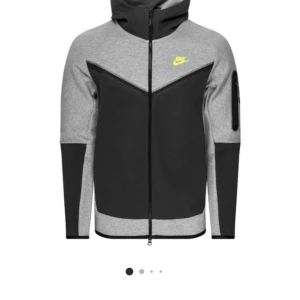 Säljer 2 Nike tech fleec - Båda är stolek cs använda ungefär 3 ggr säljer pga dom ej kommer till användning en för 650kr båda för 1200kr