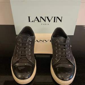 Snygga Lanvin Skor i Grå! De är EU 42-43 UK 8. De är i ett fint skick och har få tecken på användning. 2499kr (nypris: 4500kr). Lanvin-dustbag kommer med.  Kan fraktas via Postnord / Instabox samma dag. Hör av dig vid frågor eller funderingar😊