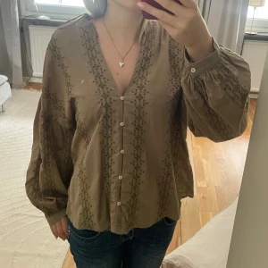 Zara blus  - Snygg blus som aldrig kommer till användning. Skicket är mycket bra❤️ hör av er vid fler frågor eller funderingar 