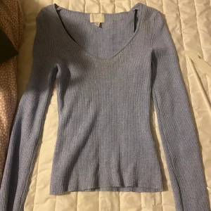 Blå tröja v ringad tröja med slits - Jätte fin och bekväm tröja, som ny använd några gånger kanske har små  noppror! Skriv ifall ni vill ha bild på ! 