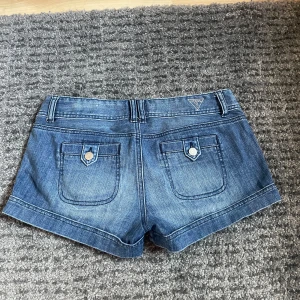 Guess shorts - Säljer dessa supersnygga Guess jeansshorts! De står att det har W28 och måtten är 40 cm rakt över de och de är 30,5 cm långa. Pris kan diskuteras och skriv för bilder på❤️