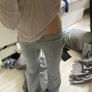 Lågmidjade byxor - Lågmidjade byxor från shein, bild 3 är det högsta(beror på midje mått,själv 80 ugf) och då jag är 170 är dem då för korta för mig(bild 4) och det är därför jag säljer dem. På bild 2 så har jag dem vikta då dem blir både kortare och mer lågmidjade