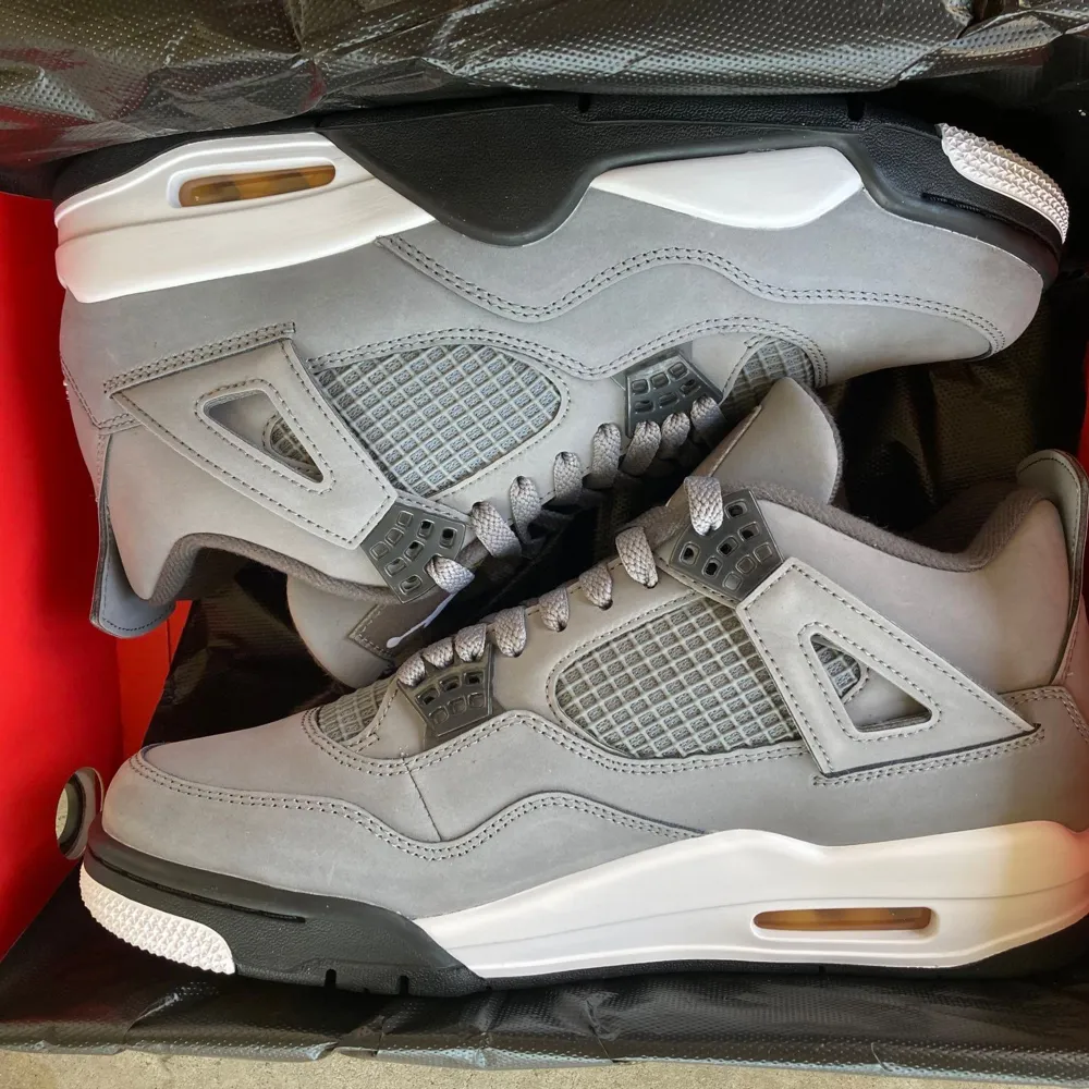 Säljer mina snygga Jordan 4 cool grey eftersom dom är för stora. Fick i present och har därför inget kvitto på de, dom är köpta från merch sweden. Ny pris: 5999kr . Köparen står för frakten💗. Skor.