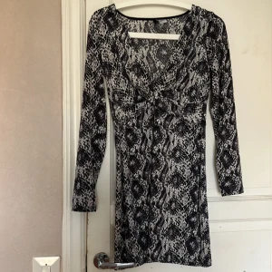 klänning ifrån h&m🩷 - ormmönstrad klänning med knut vid bysten ifrån h&m i storlek 40🩷 jättebra skick och finns ej i h&m’s utbud längre🩷