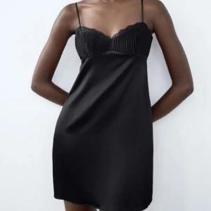 Zara satin klänning  - Denna jättefina klänningen från Zara, buren 1 gång i marbella. Fint material och snygg design. Nypris 379 kr.