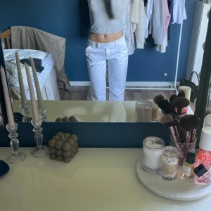 Vita kostymbyxor  -  Vintage från Reveiw, låg midja och ganska vida nertill.  Sjukt snygga men kommer ej till användning.  Bra skick  