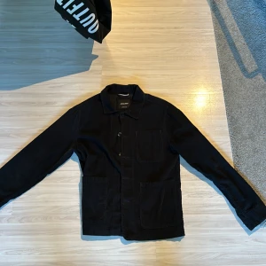 Manchester jacka  - Behöver du snabbt en vårjacka. Då har du hittat rätt! Denna jackan är i gott skick. 