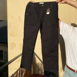 Nya Carpenter Pants  - Carpenter Pants. Enbart testade alla lappar kvar. 16 oz 100% bomull canvas, slitstark workwear. Inköpt hos det brittiska klädmärket Pand & Co för 1300kr. Men tyvärr för små för mig :/ Har även ett likadant par beige i min profil.