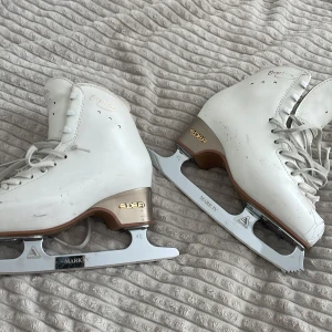 Edea overture skridskor - Köpta från Teijas skateshop för 3200kr Använd i 2-3 säsonger  Storlek 225 motsvarar 34/35 Mark iv skena 6 taggar Hårda    