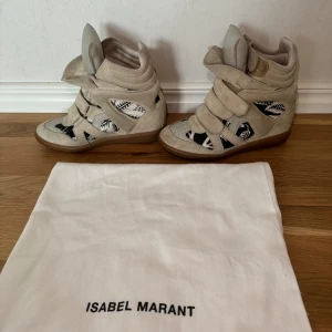 Isabel Marant bekett - Beige med svart/vit mönster  Storlek 38, väldigt bra skick. Går att putsa till lätt.  Finns på en annan sida till försäljning så skriv ett meddelande om du är intresserad. Köparen står för frakt ☺️