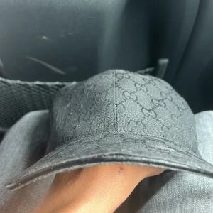Svart Gucci keps  - Storlek M såklart äkta ingen kvitto men lätt att se att de är äkta.  Säljer billigt pga använder inte den och har inte sådan stil! Kan pruta.