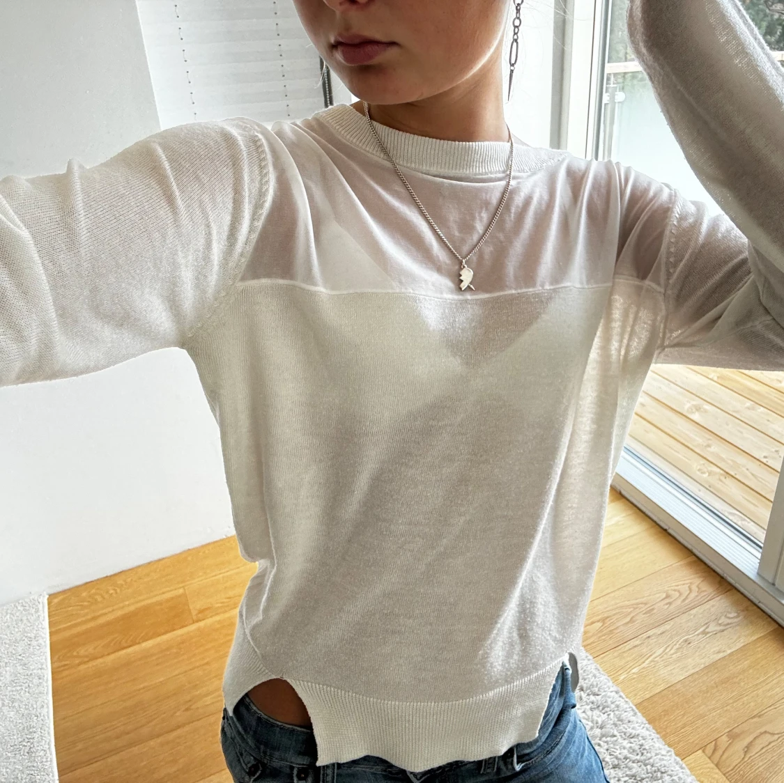 Vit stickad tröja med coola detaljer