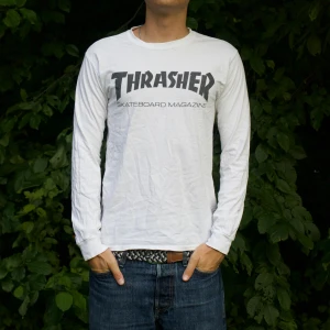 Vit Thrasher Longsleeve - Modellen är 180cm